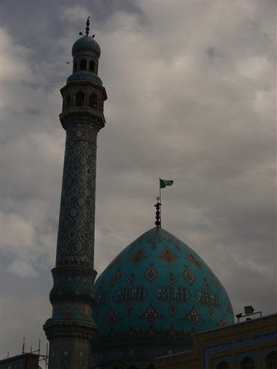 نمایی از گنبد و مناره مسجد جمکران